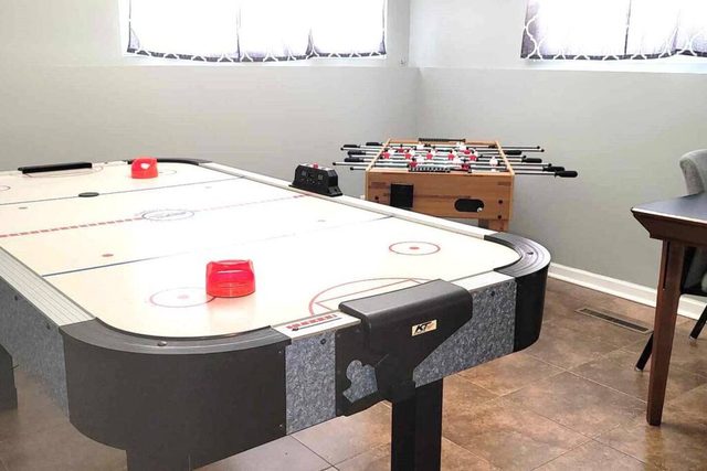 House 3BR 1.5 BATH/Sleeps8/ GameRm/DogFrdly/BBQ — Montgomery, IL