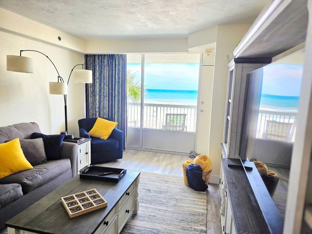 Direct Oceanfront 1 bedroom w/kitchen & balcony — Daytona Beach, FL