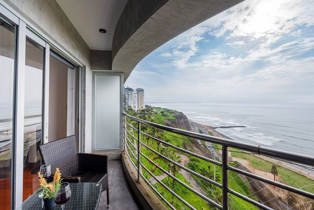 BSR Miraflores Oceanview Family Flat w/ Parking — Miraflores, Lima region