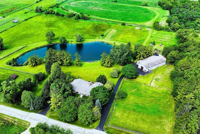 Majestic Meadows: 25 acres w/ hot tub — Huntley, IL