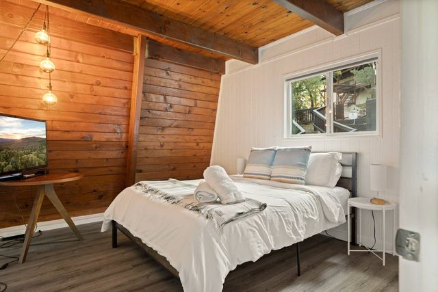Huge Windows | Pet Friendly | Sleeps 10