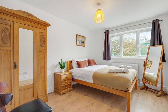Spacious East London House With Parking — Greater London, England