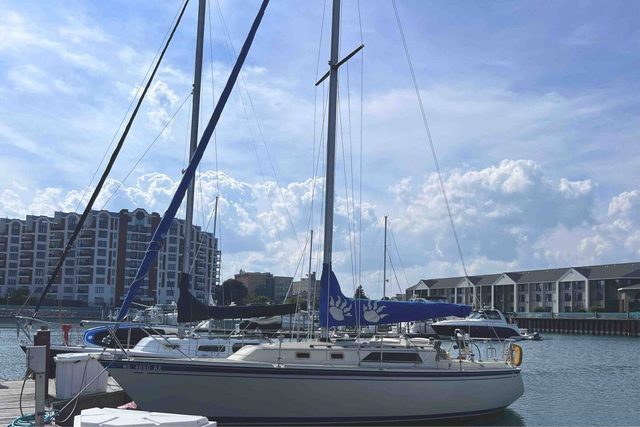 Spacious Sailboat, “Kelly Day” sleeps 4 — Racine, WI