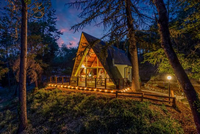 The Epic A - Charming 1960s A-Frame w/Hot tub — Grants Pass, OR