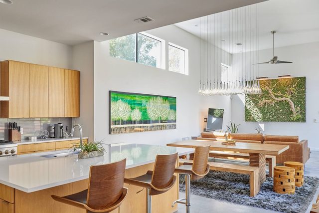 1M to Zilker & Barton Springs ~ Hot Tub ~ 4BR/4BA — Austin, TX