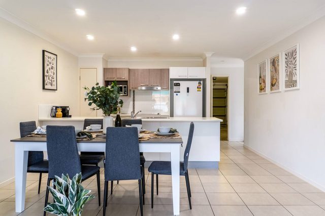 Bright & Cozy Duplex near Logan Central Comforts - Holiday Home