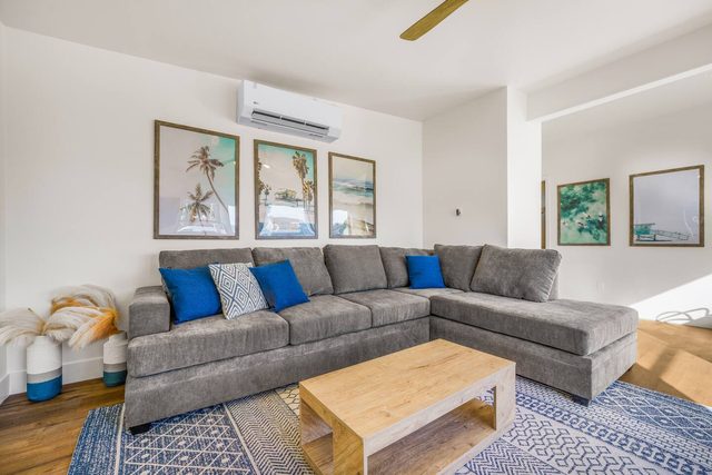 Sleeps 52! 28 Beds! AC! Steps2Beach! 10 homes-in-1 — San Diego, CA