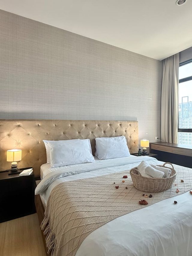 Co-Property - The Capital Ekamai Sound System Suite | King Bed, Desk with a View