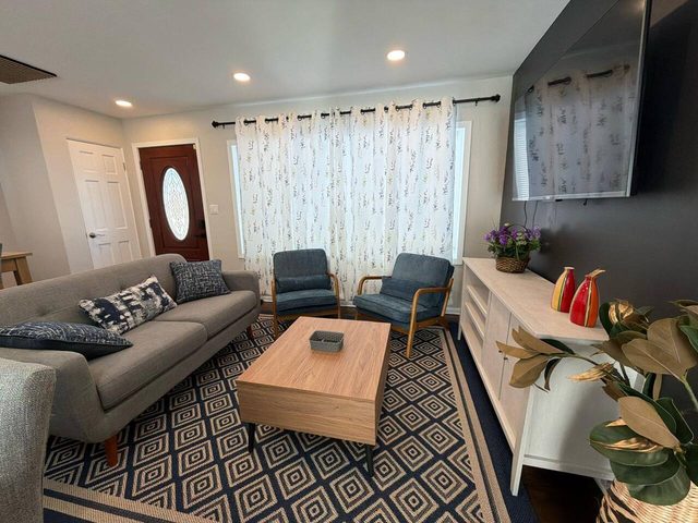 A+: 4BR-3BTH Spacious Home w/ 2 Living Rooms