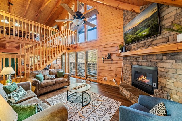 Cabin w/ Hot Tub & Game Room – 1 Mi to Gatlinburg