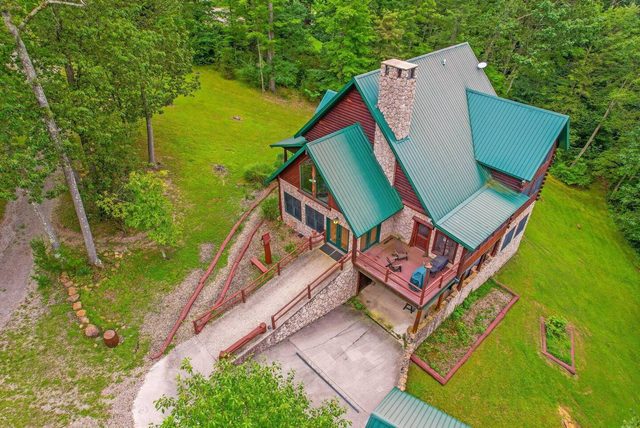 Lodge HUGE Hot Tub, Secret Game Room, Horse Stalls — Laurelville, OH