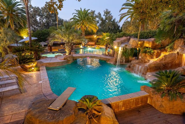 Private Vineyard Resort: slide, waterfalls, cabana — Templeton, CA