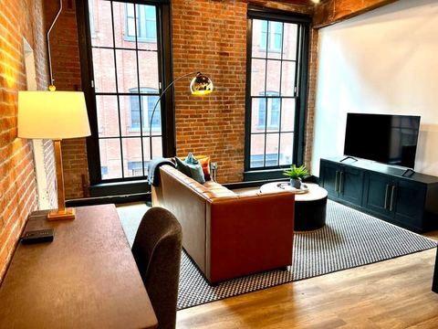 Brick & Bed - Cheery Riverfront Loft Walk to Arch — St. Louis, MO