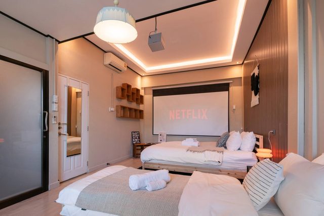 Inner Circle Hammock Loft | Sleeps 4, Projector, Hammock Balcony