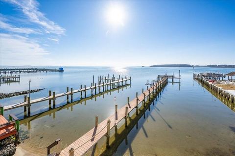 Bayfront Townhouse - Endless Views & Private Beach