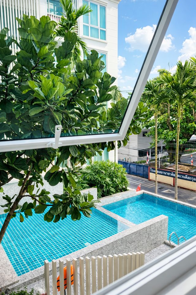 Co-Property - Sukhumvit 71 Two-Room Calm | Balcony, BTS Shuttle, 500Mbps