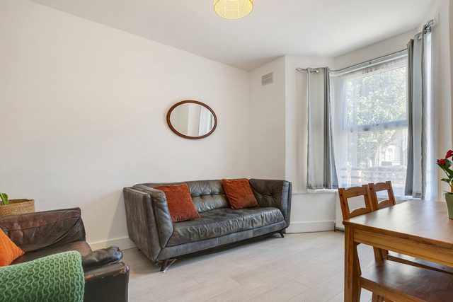 4 Bed House, 2 mins from station, with parking — Greater London, England