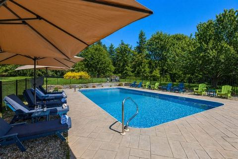 Heated Pool, 1.5 miles to Beach, Stunning Home — Sandwich, MA