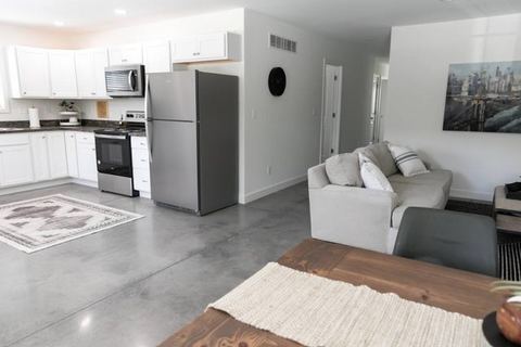 Cozy Cherry St Retreat Comfortable Stay in Midland — Midland, MI