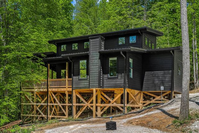 Stylish Woodland Cabin w/ Sauna & Hot Tub