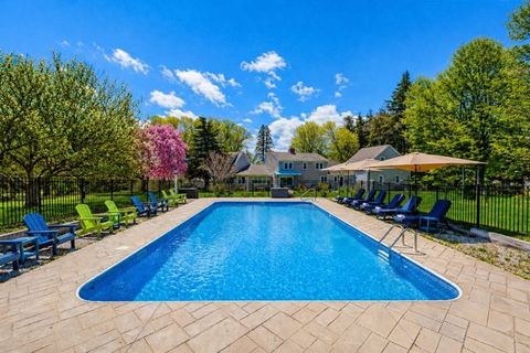 NEW-Heated Pool, 1.5 miles to Beach, Stunning Home — Sandwich, MA