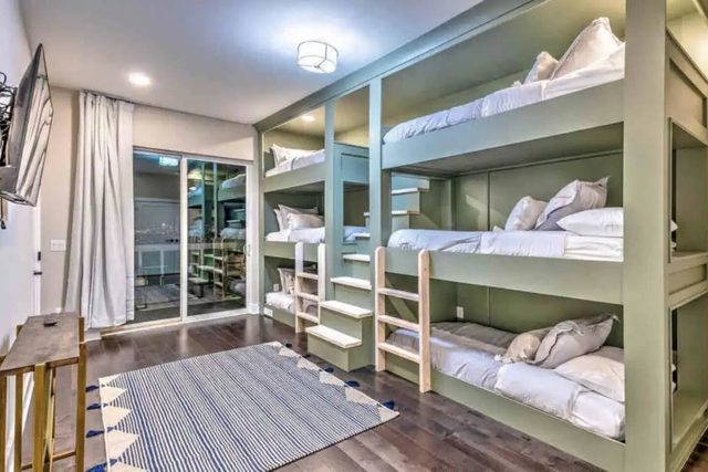 2 Townhomes w/ Rooftop Decks, Sleeps 24, 10 Min DT