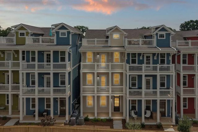 Lakefront Townhome, Rooftop View, Walk to Marina