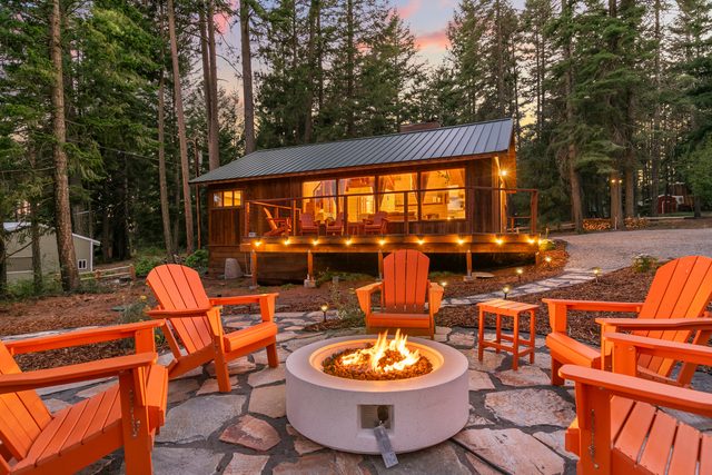 Rainbow Road Stylish Cabin w/Putting Green — Klamath Falls, OR