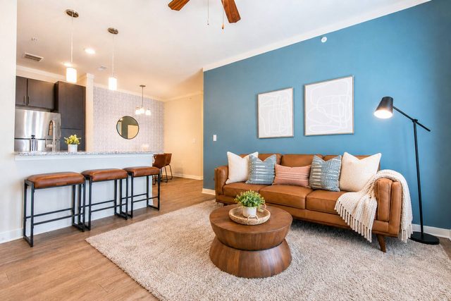 Elizabethtown 2BR Suite | Pool & Monthly Stays — Elizabethtown, KY