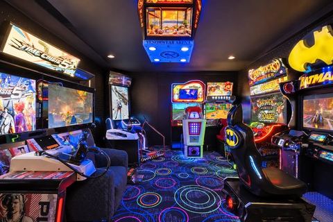 Sleeps 18! Arcade, dog park, hot tub, firepit — Barrett Township, PA