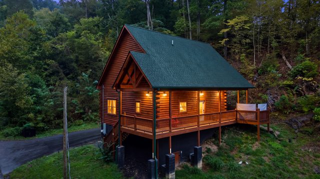 Arcade Loft & Pool Table | Hot Tub & Fireplace — Sevierville, TN