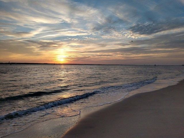 BS227 - Awesome Pool, dock, 3 minute walk to beach — Atlantic Beach, NC