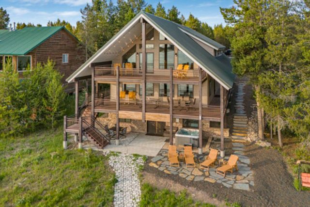 Lakeside luxury near YNP; hot tub, balconies, dock