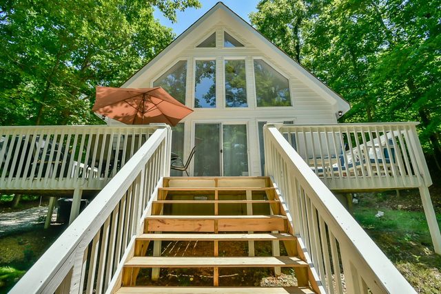 Lake-Front - Hot Tub, Large Dock, Fire-Pit, Deck