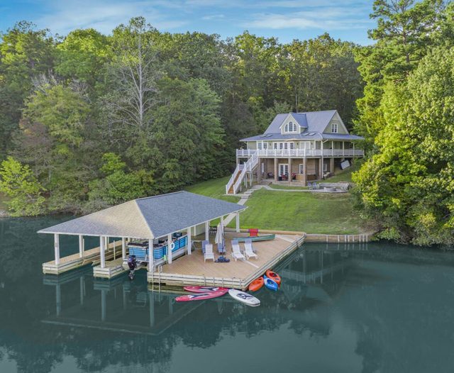 Lakefront | Kayaks| SUPs | Hot Tub | Boat Options