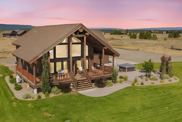 Lake View Sleeps 22 HOT TUB-lawn-near Yellowstone