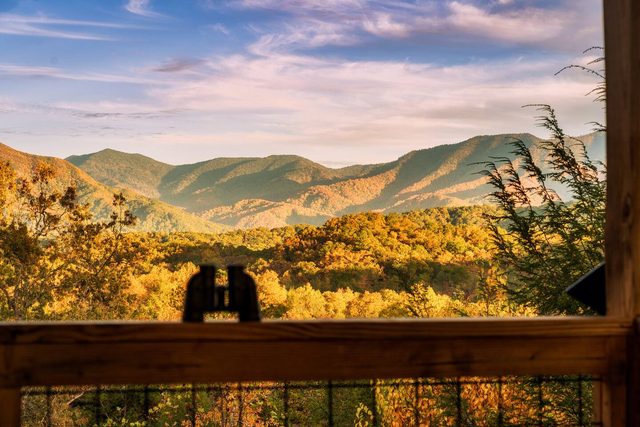 Mountain Views, Fire pit, Game room, 3 King Suites — Gatlinburg, TN