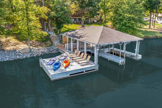 6 Bedrooms | Lakefront | Hot-Tub | Private Dock