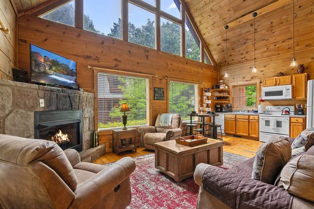 Hot Tub! Views! 15 min Gatlinburg & Pigeon Forge!