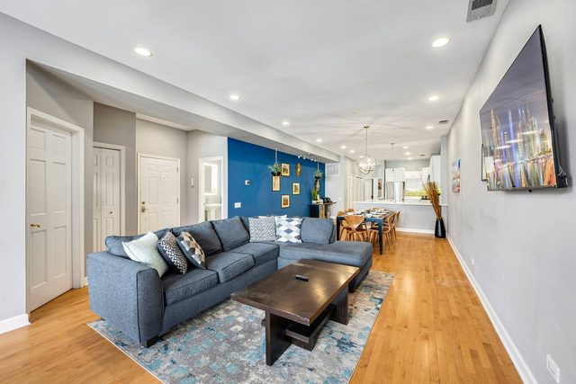 Luxurious River North 3BR/2BA- Free Onsite Parking — Chicago, IL