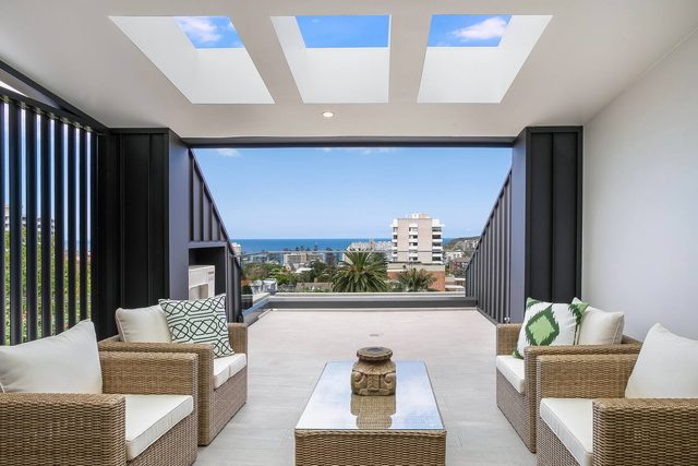Penthouse Views: Ocean & Harbour, Designer 2 Bed 2 Bath w Parking