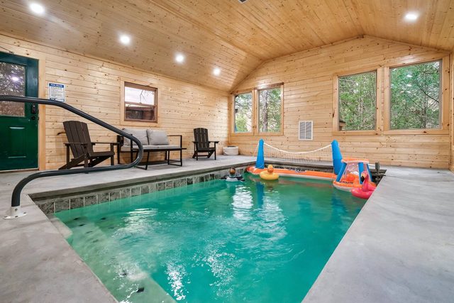 Luxury Heated Pool Cabin with Mountain Views, Theater & Game room — Sevierville, TN