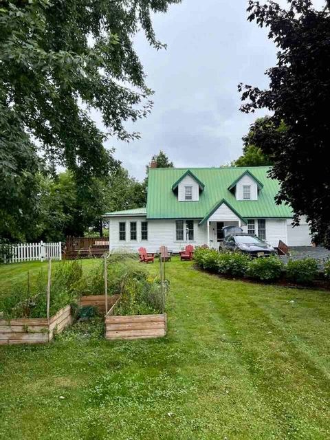 Hero's Landing, A Modern 3 bedroom Lakefront home — North Hero, VT