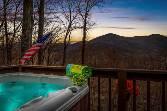 Bella Vista- 2 bedroom - 2 bath /Hot Tub/View/Pets Allowed/King Beds/Great Reviews