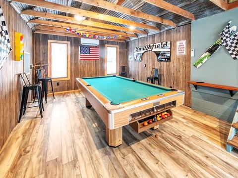 Beechwood Bliss! 3 bdrm -hot tub, wood fireplace