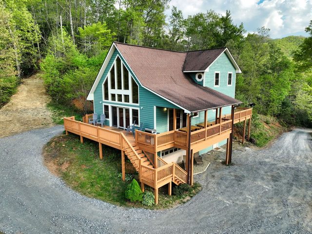 Hilltop Haven | 10 Beds | Hot Tub | Firepit | Pool Table — Sylva, NC