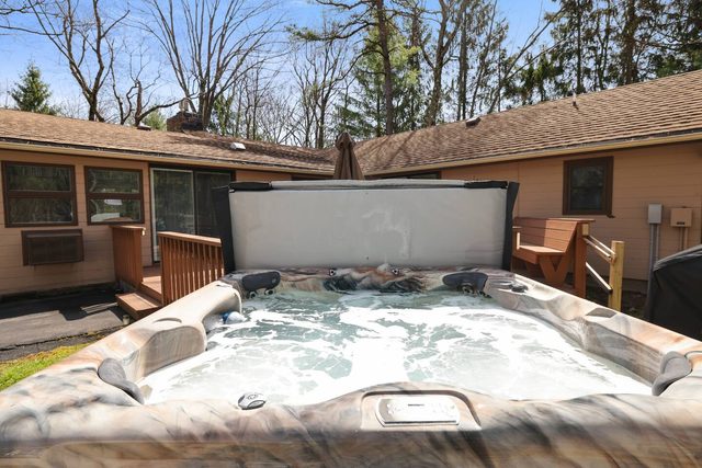 Relax in Style – HotTub, Starry Nights & WoodViews