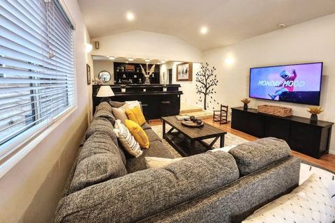 13151 Lake St - 4 Bedroom — Los Angeles, CA