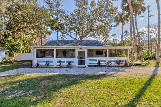 Cheerful Bungalow in New Smyrna Beach w Cozy Porch — New Smyrna Beach, FL