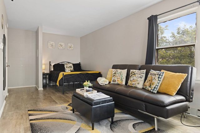 Sleeps 2/Aurora/Ext stay discounts/Wi-fi & Parkng — Aurora, IL